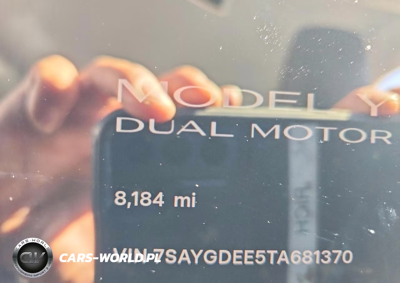 2026 Tesla Model Y VIN:7SAYGDEE5TA681370 - 9