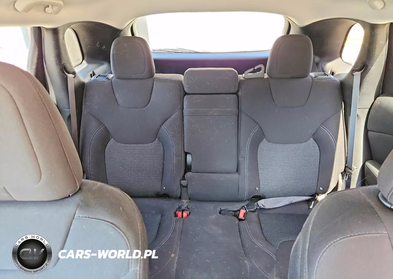 2019 Jeep Cherokee Latitude VIN:1C4PJLCB3KD148066 - 10