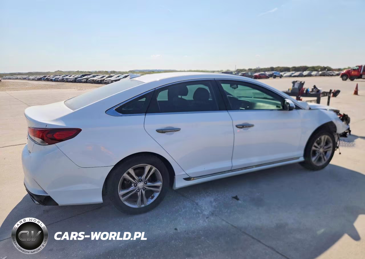 2018 Hyundai Sonata Sport VIN:5NPE34AF4JH599223 - 3