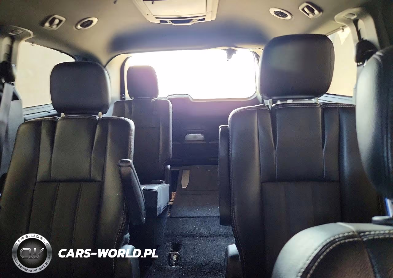 2015 Chrysler Town & Country S VIN:2C4RC1HGXFR609858 - 10