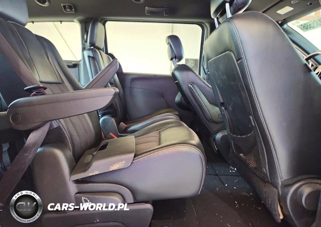 2015 Chrysler Town & Country S VIN:2C4RC1HGXFR609858 - 11
