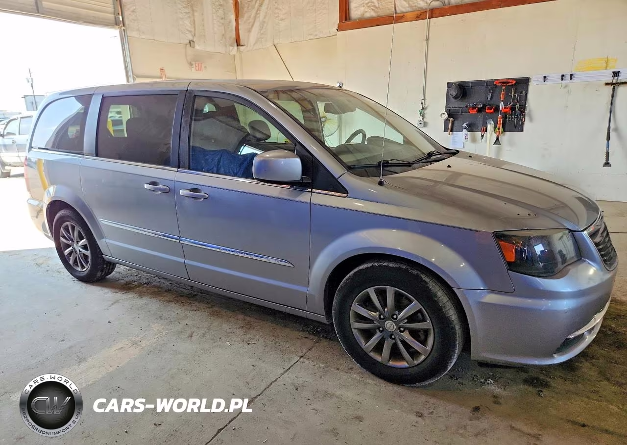2015 Chrysler Town & Country S VIN:2C4RC1HGXFR609858 - 4