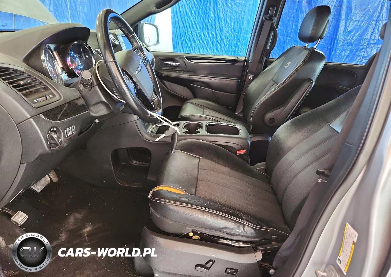 2015 Chrysler Town & Country S VIN:2C4RC1HGXFR609858 - 7