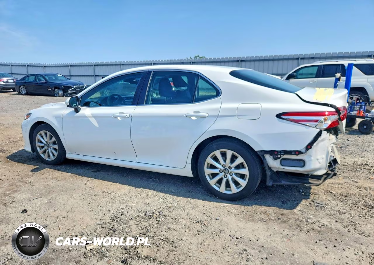 2018 Toyota Camry Le VIN:4T1B11HK2JU042421 - 2