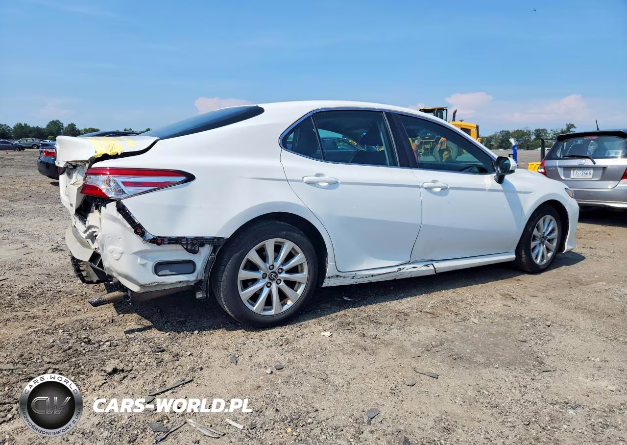 2018 Toyota Camry Le VIN:4T1B11HK2JU042421 - 3