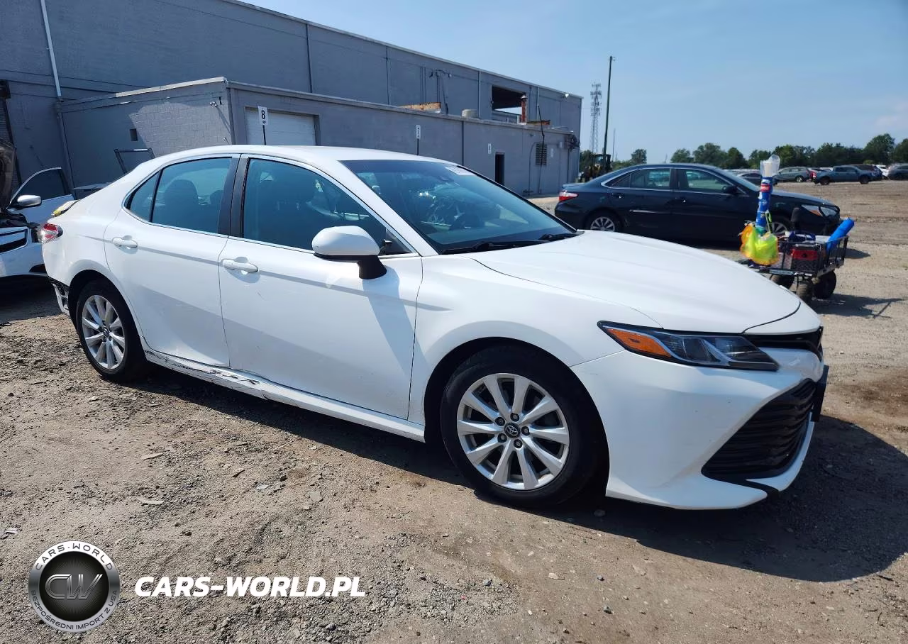 2018 Toyota Camry Le VIN:4T1B11HK2JU042421 - 4