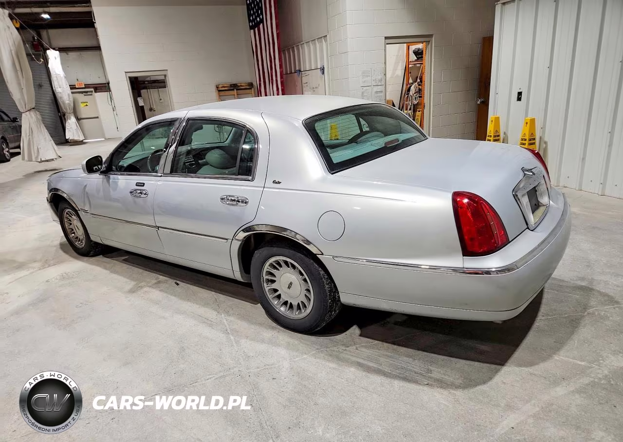 2002 Lincoln Town Car Cartier VIN:1LNHM83W82Y663032 - 2