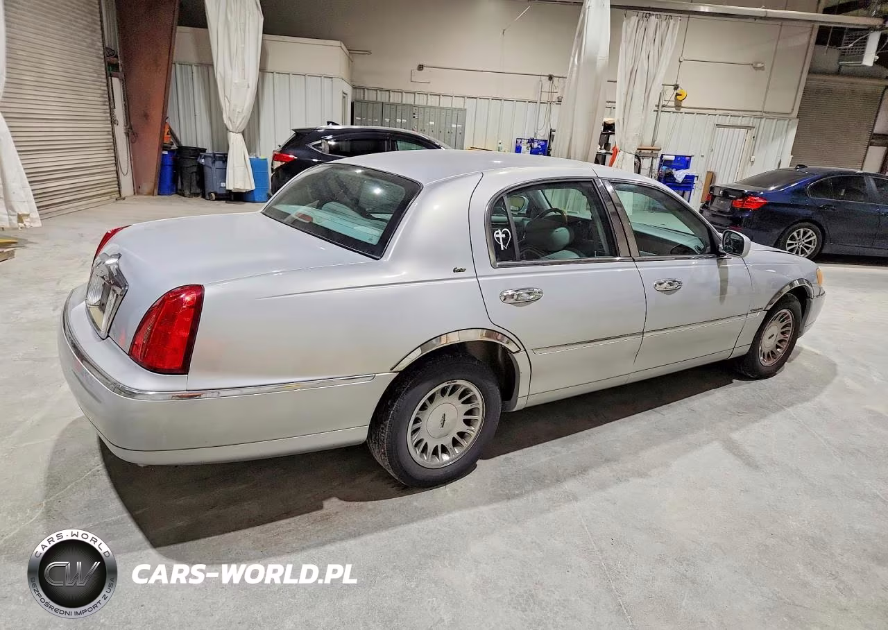 2002 Lincoln Town Car Cartier VIN:1LNHM83W82Y663032 - 3