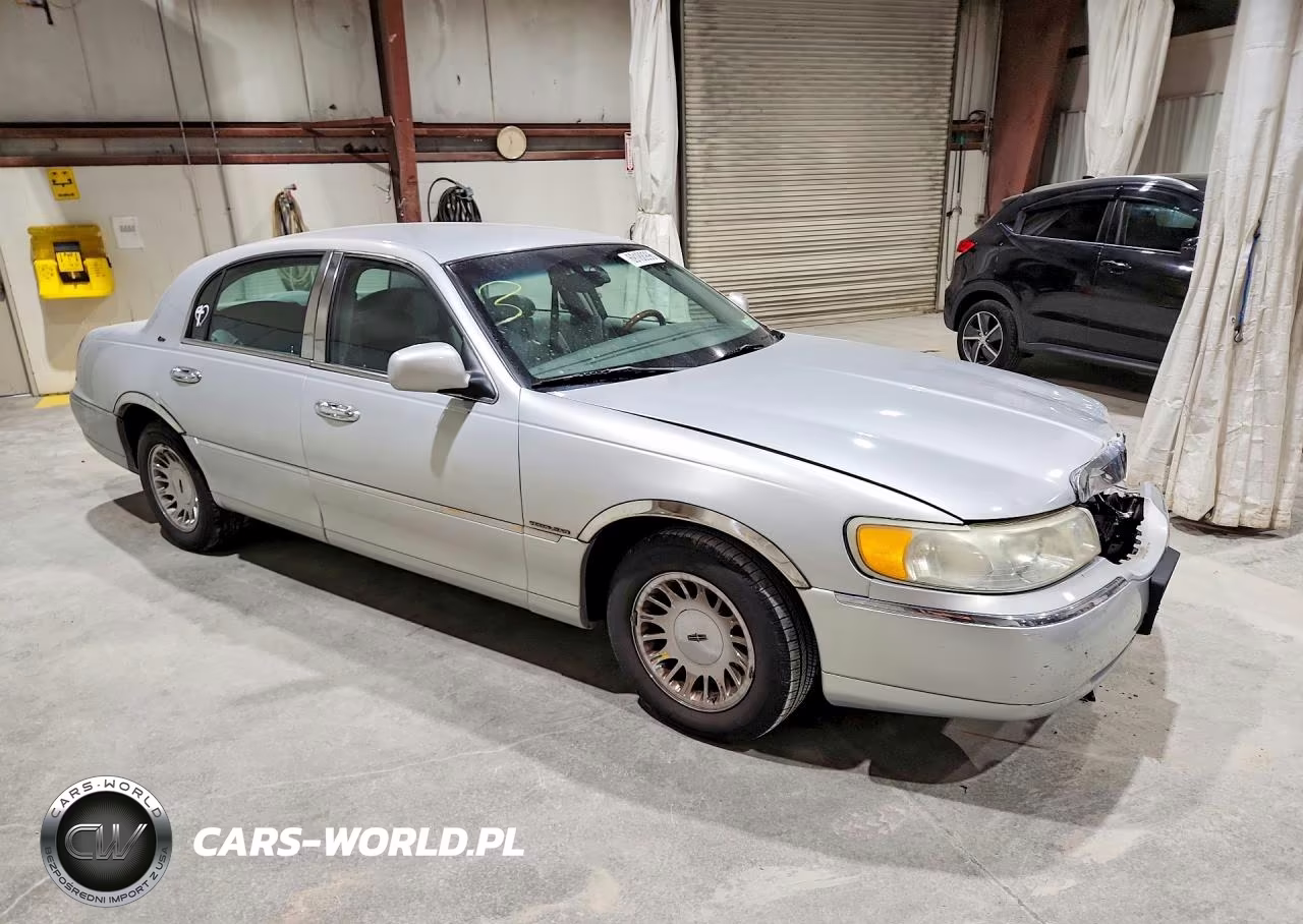 2002 Lincoln Town Car Cartier VIN:1LNHM83W82Y663032 - 4