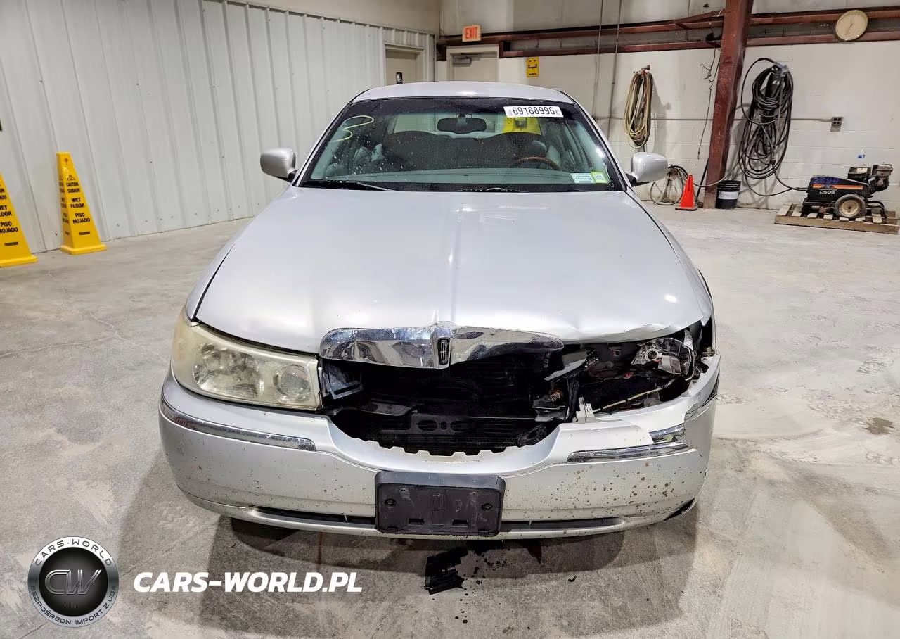 2002 Lincoln Town Car Cartier VIN:1LNHM83W82Y663032 - 5