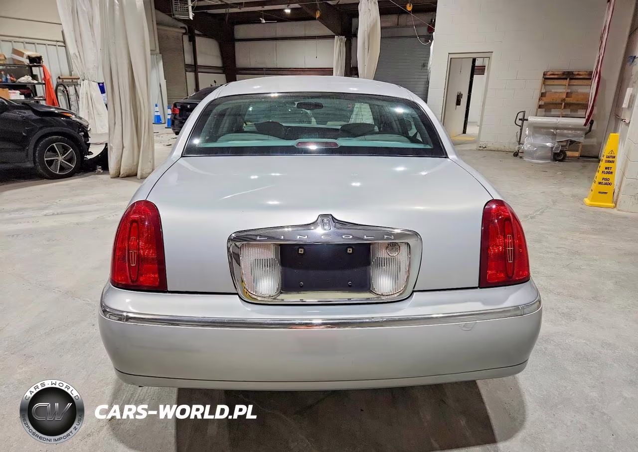 2002 Lincoln Town Car Cartier VIN:1LNHM83W82Y663032 - 6