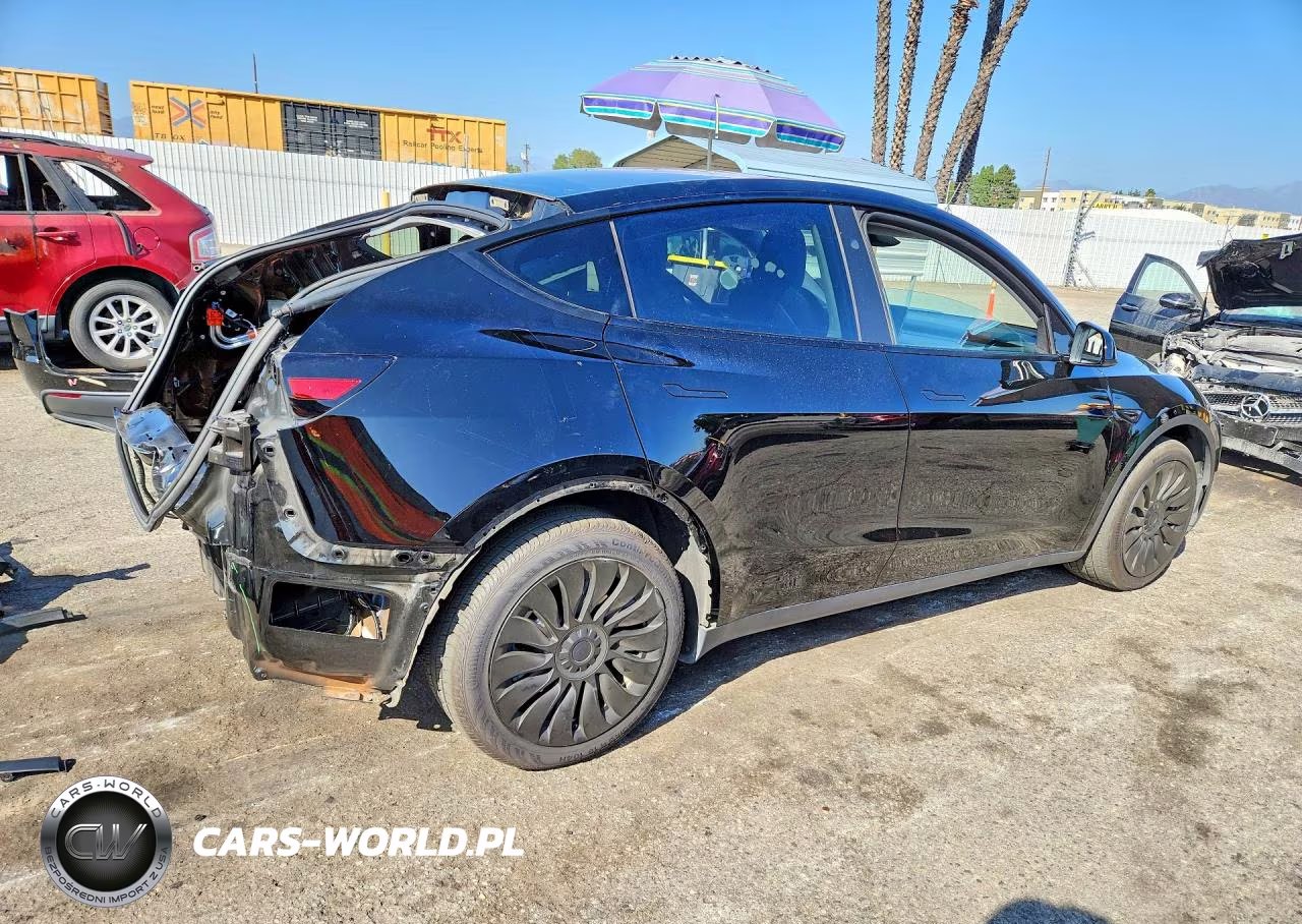2023 Tesla Model Y VIN:7SAYGDEE7PF944628 - 3