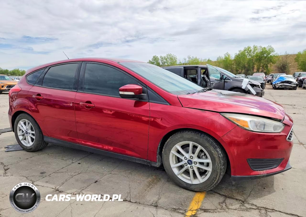 2016 Ford Focus Se VIN:1FADP3K24GL383629 - 4