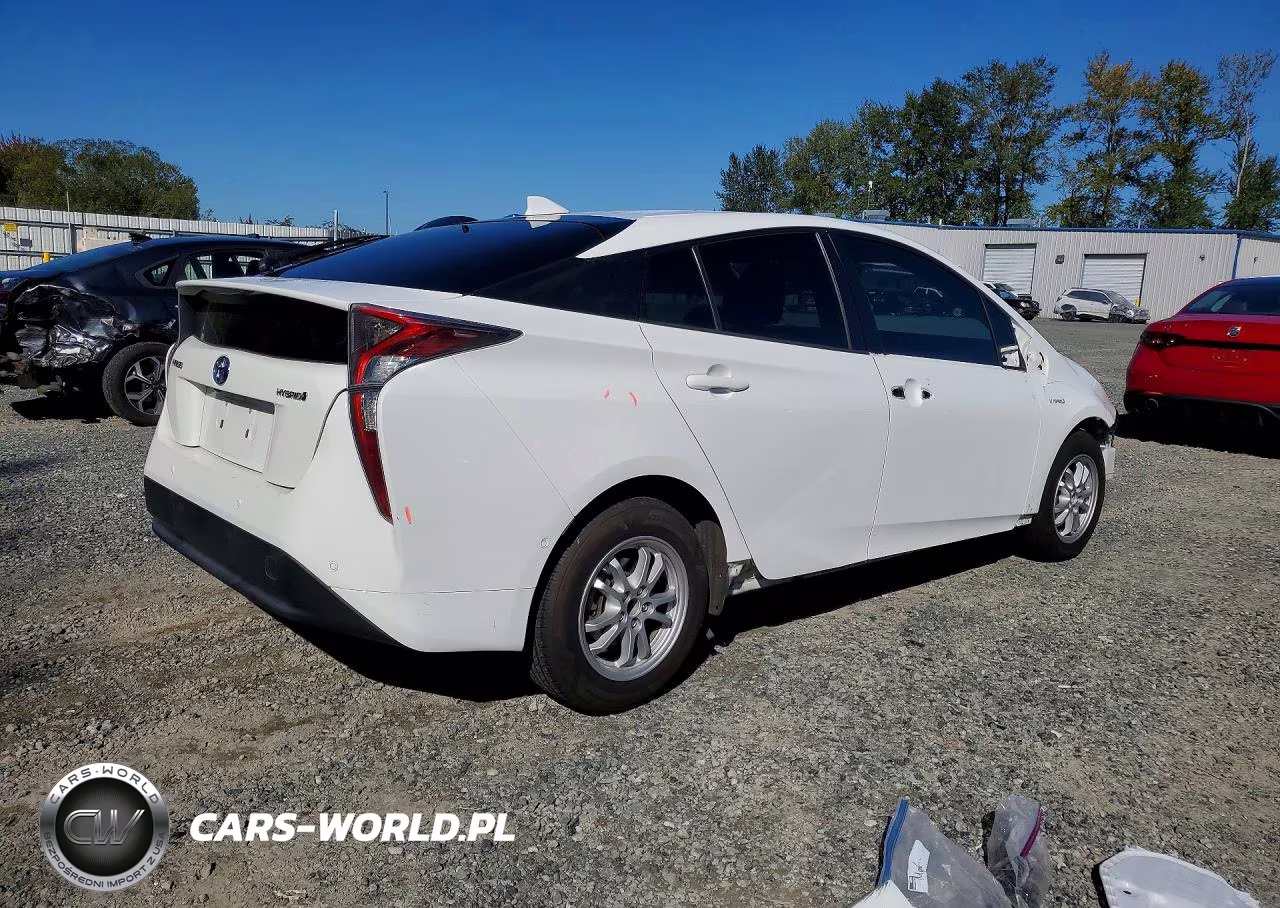 2018 Toyota Prius Three VIN:JTDKARFU3J3059967 - 3