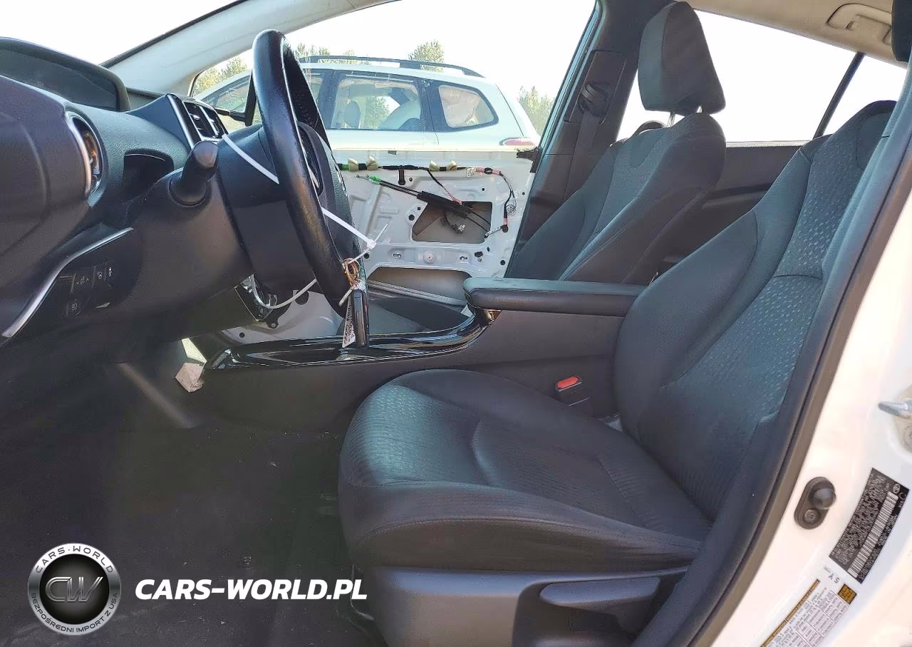 2018 Toyota Prius Three VIN:JTDKARFU3J3059967 - 7