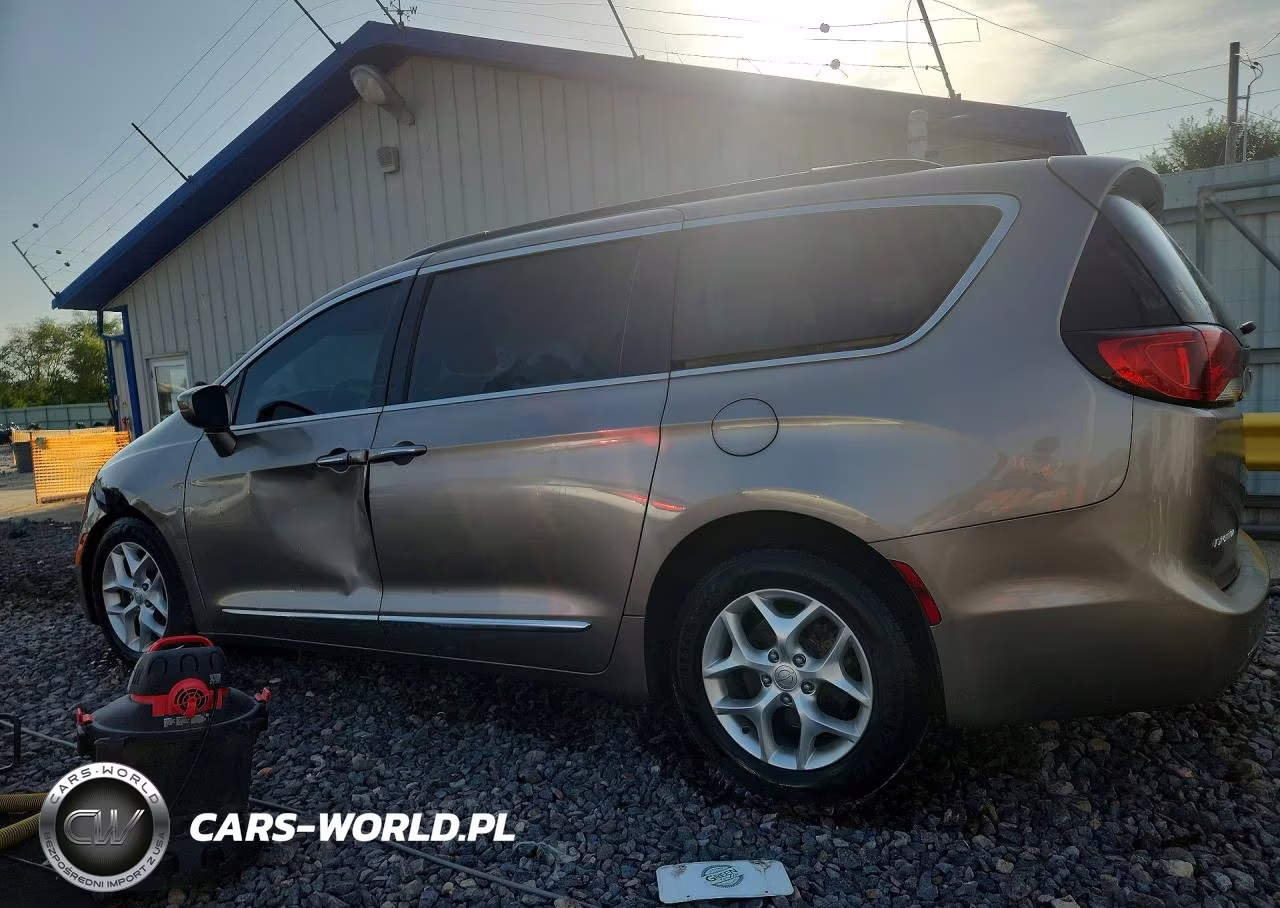 2017 Chrysler Pacifica Touring L VIN:2C4RC1BG6HR777234 - 2