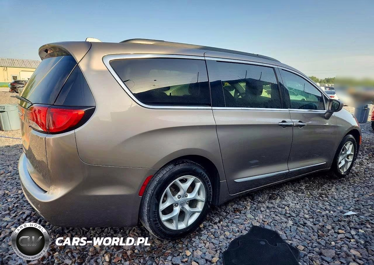 2017 Chrysler Pacifica Touring L VIN:2C4RC1BG6HR777234 - 3