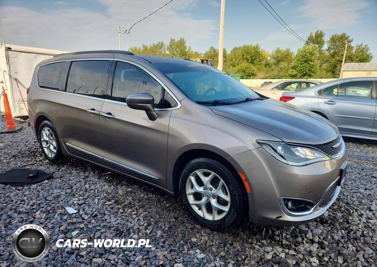 2017 Chrysler Pacifica Touring L VIN:2C4RC1BG6HR777234 - 4