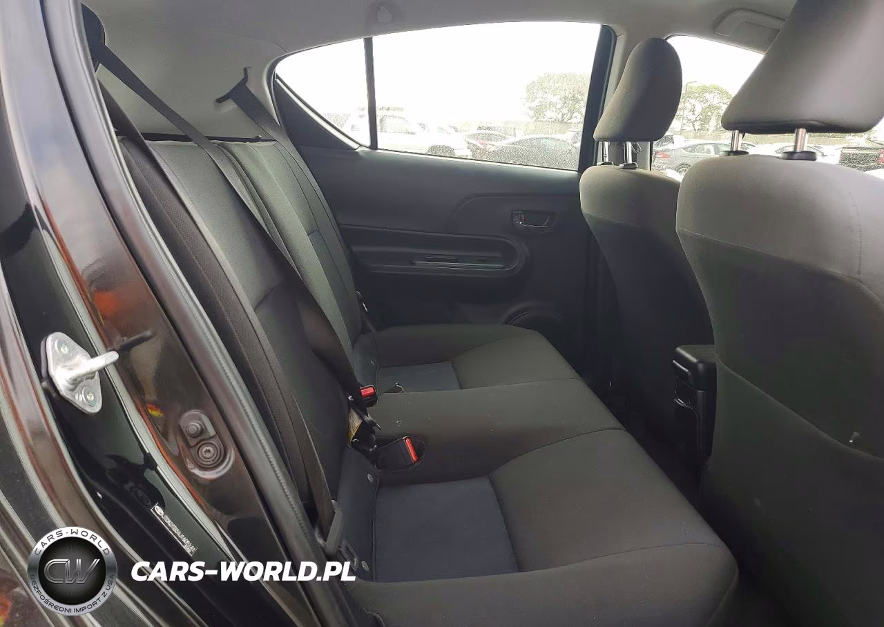 2018 Toyota Prius C Three VIN:JTDKDTB34J1605141 - 10