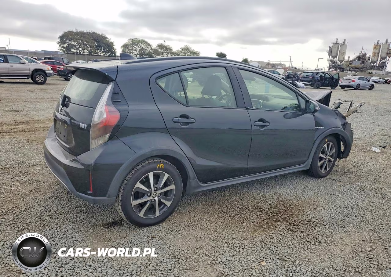 2018 Toyota Prius C Three VIN:JTDKDTB34J1605141 - 3