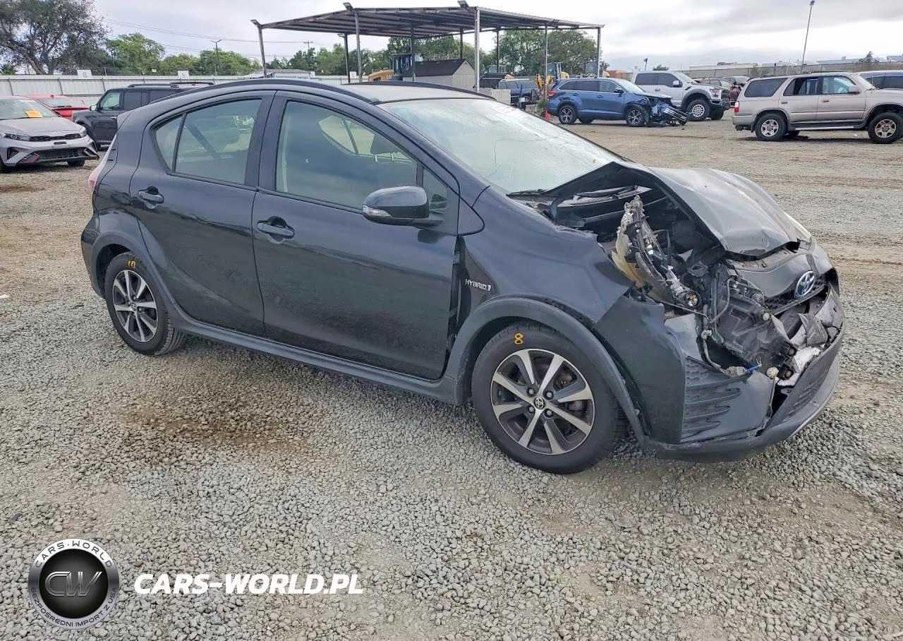 2018 Toyota Prius C Three VIN:JTDKDTB34J1605141 - 4