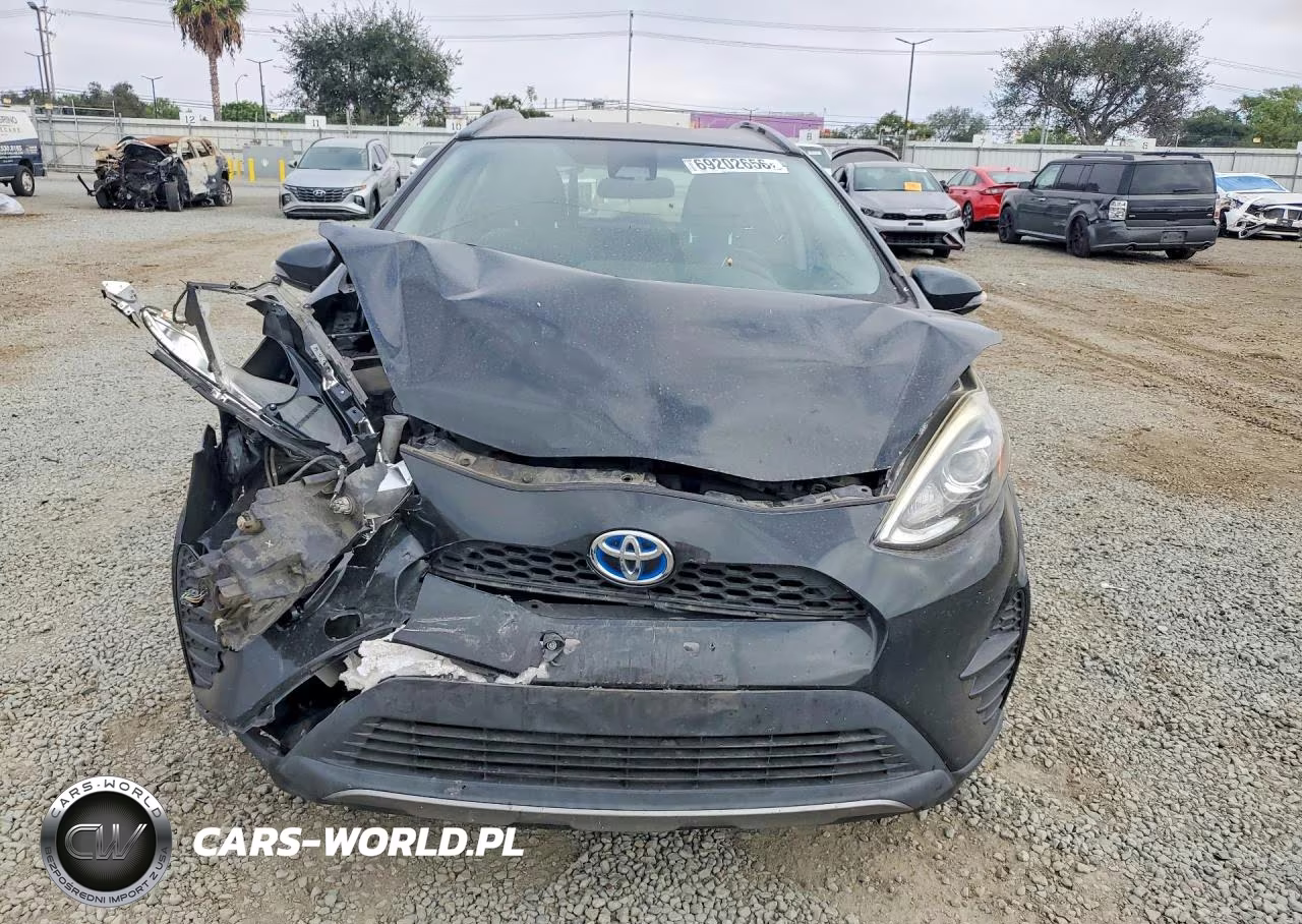 2018 Toyota Prius C Three VIN:JTDKDTB34J1605141 - 5