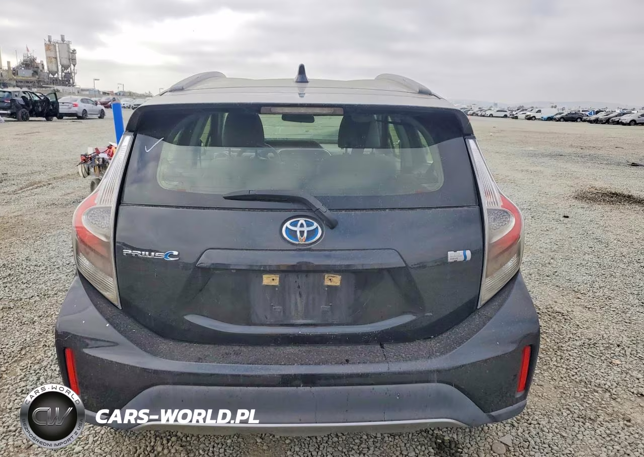 2018 Toyota Prius C Three VIN:JTDKDTB34J1605141 - 6
