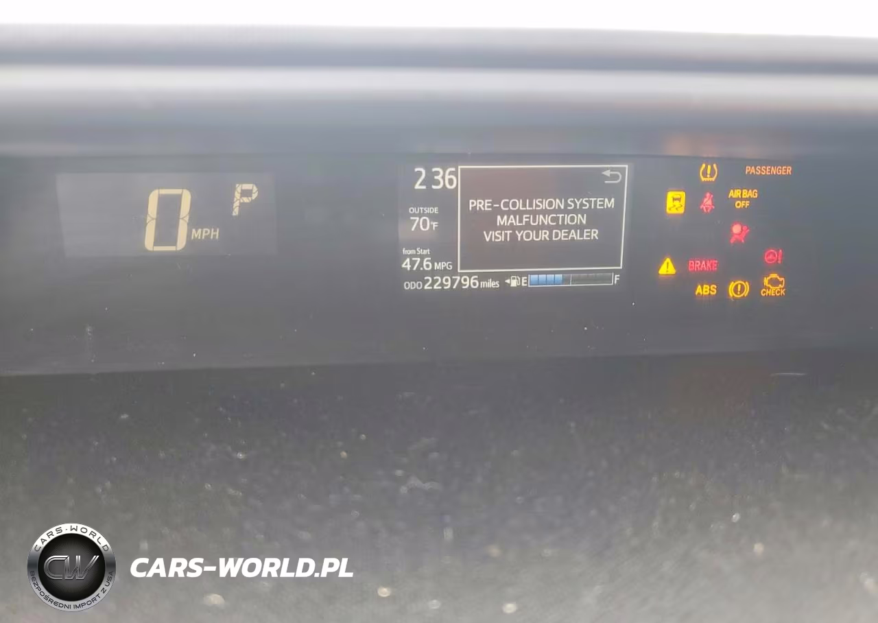 2018 Toyota Prius C Three VIN:JTDKDTB34J1605141 - 9