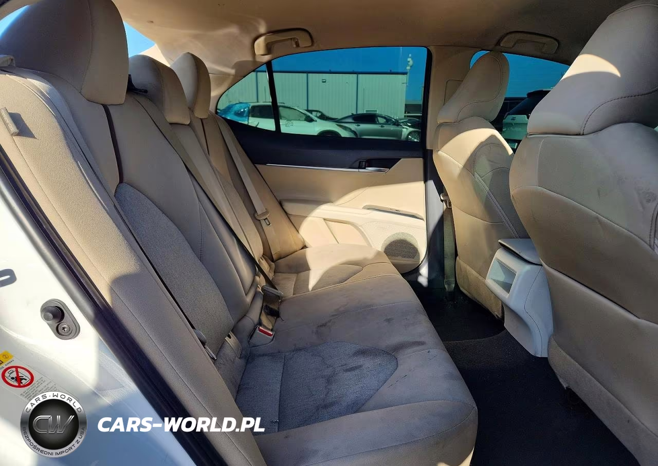 2018 Toyota Camry Le VIN:4T1B11HK4JU063352 - 10