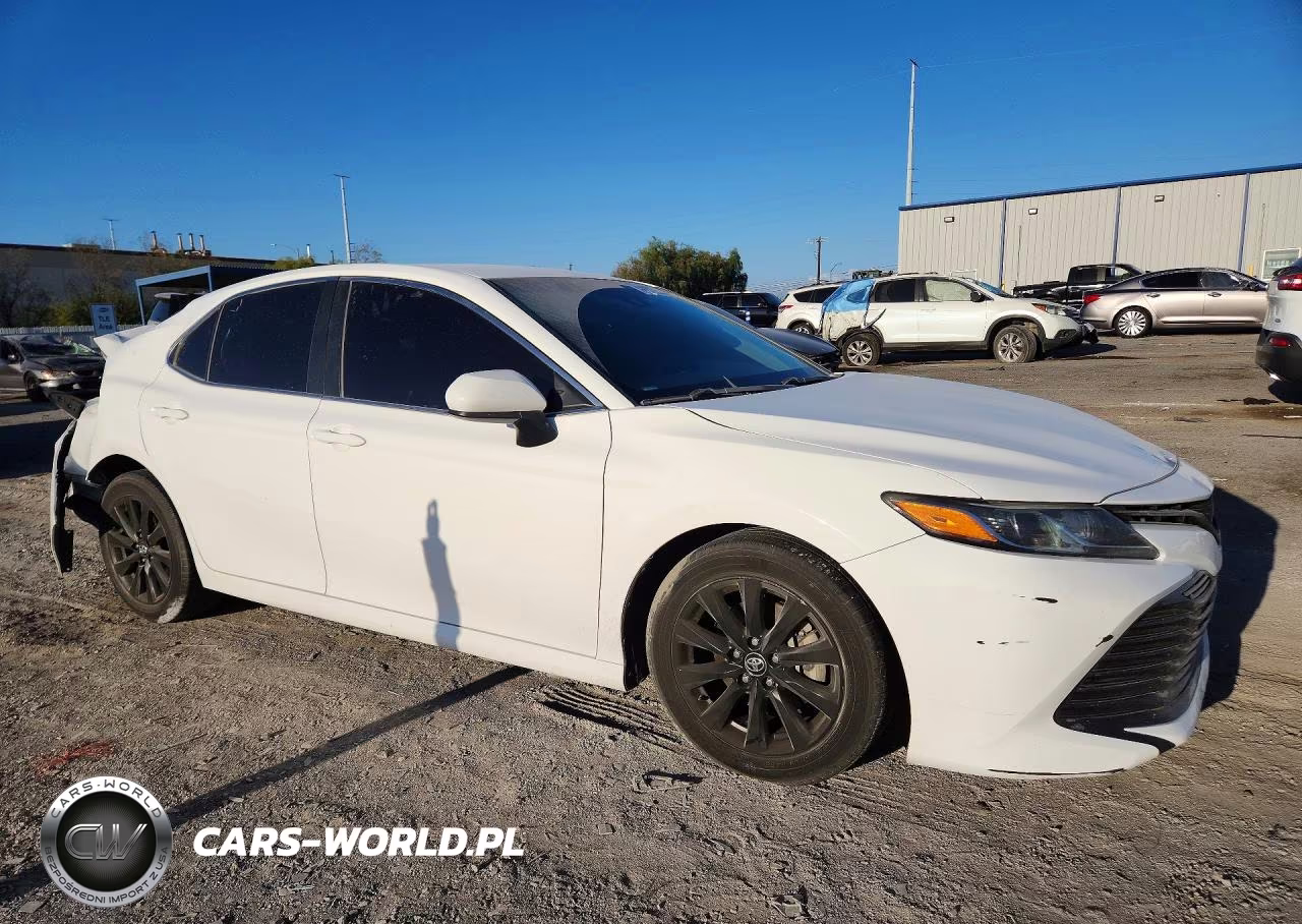2018 Toyota Camry Le VIN:4T1B11HK4JU063352 - 4