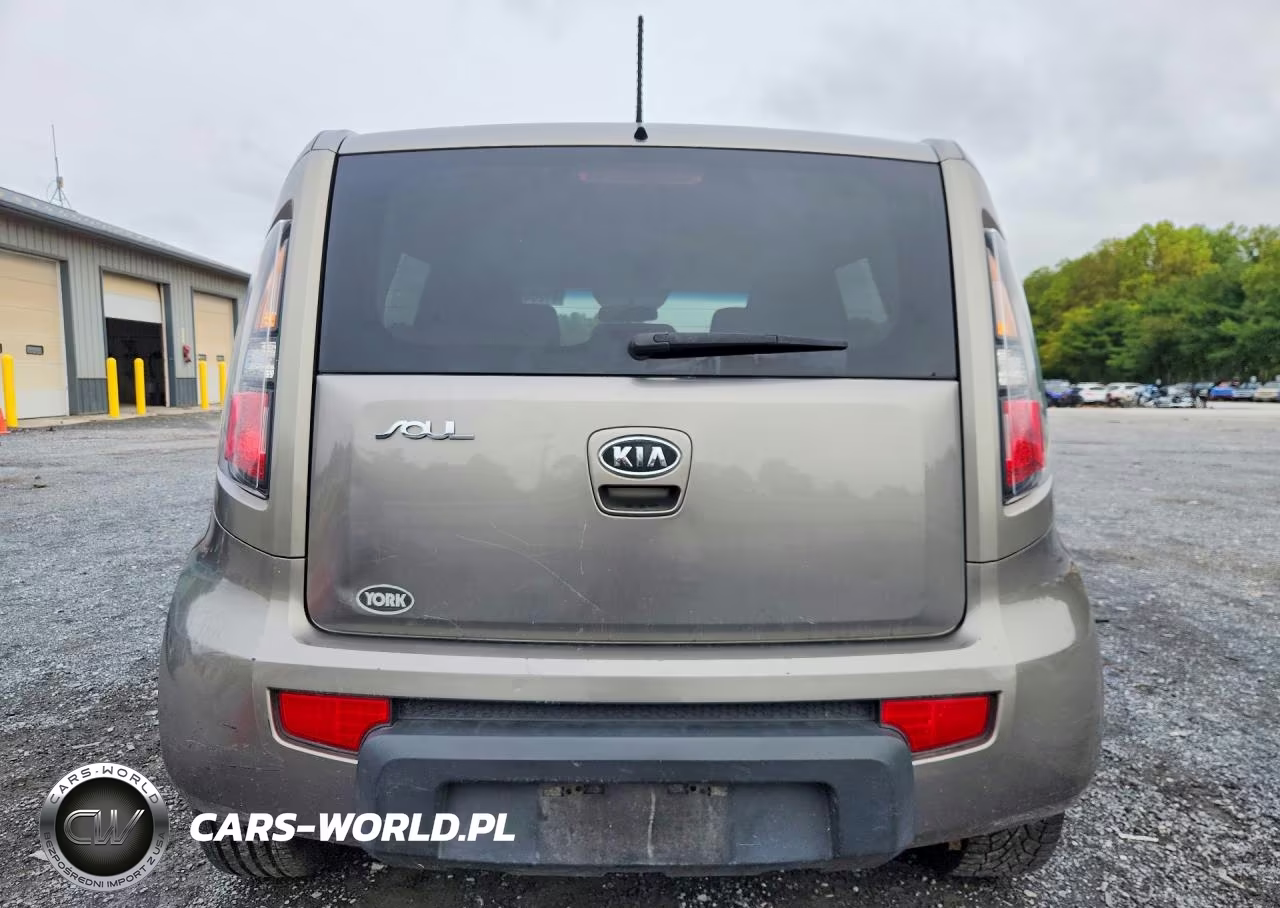 2011 Kia Soul + VIN:KNDJT2A22B7240250 - 6