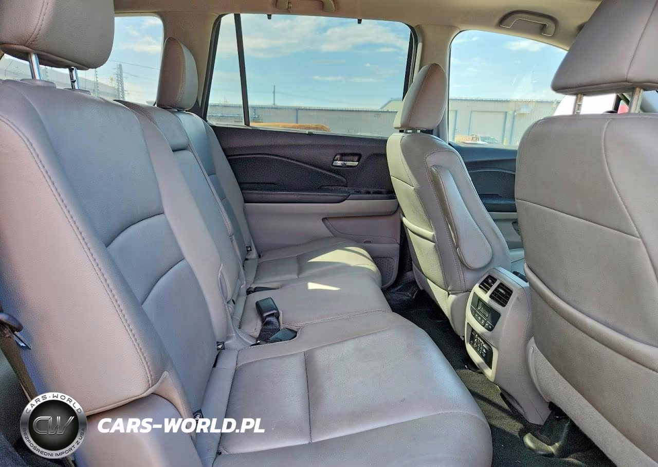 2018 Honda Pilot Touring VIN:5FNYF6H90JB020176 - 11
