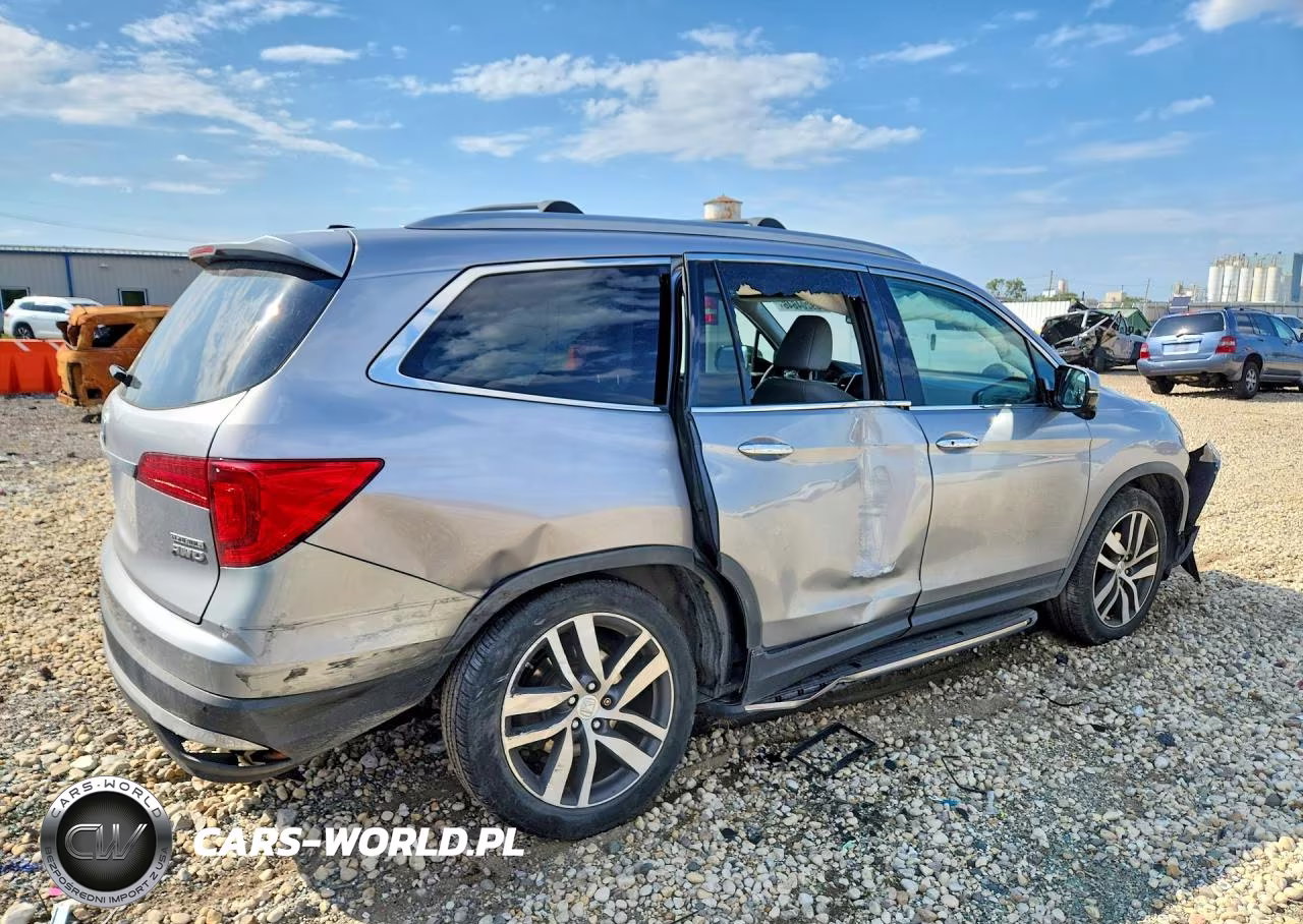 2018 Honda Pilot Touring VIN:5FNYF6H90JB020176 - 3