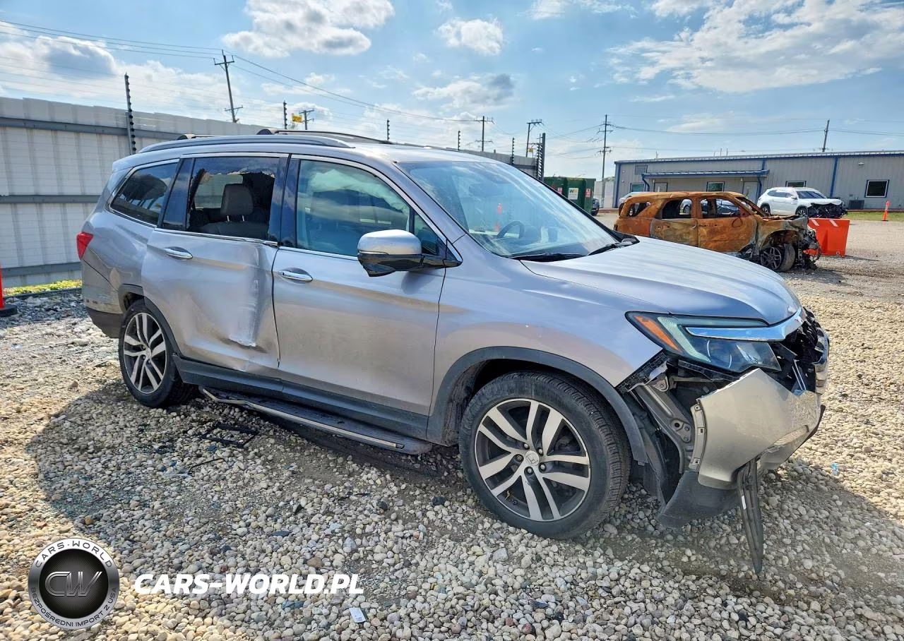 2018 Honda Pilot Touring VIN:5FNYF6H90JB020176 - 4
