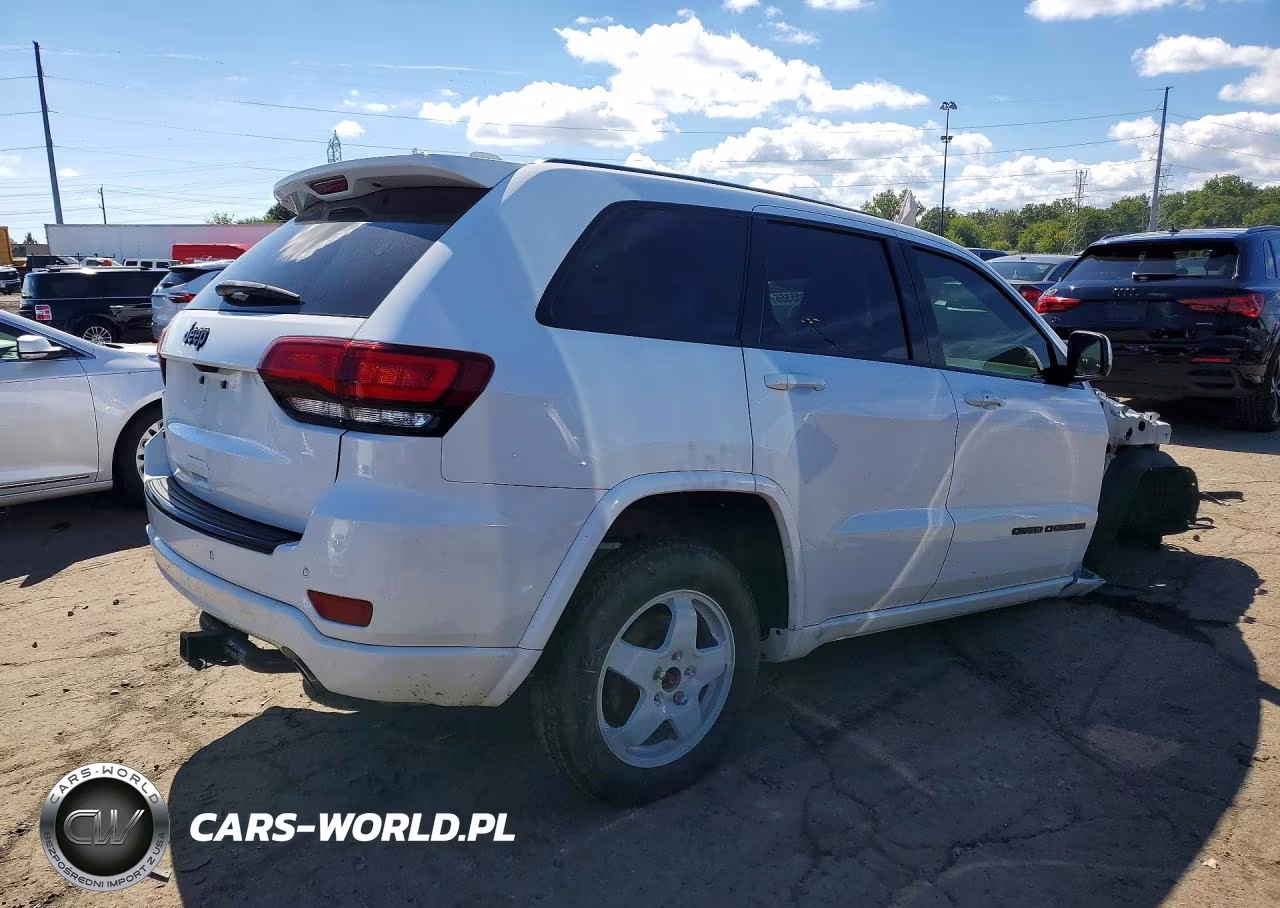 2018 Jeep Grand Cherokee Laredo VIN:1C4RJFAG2JC104928 - 3