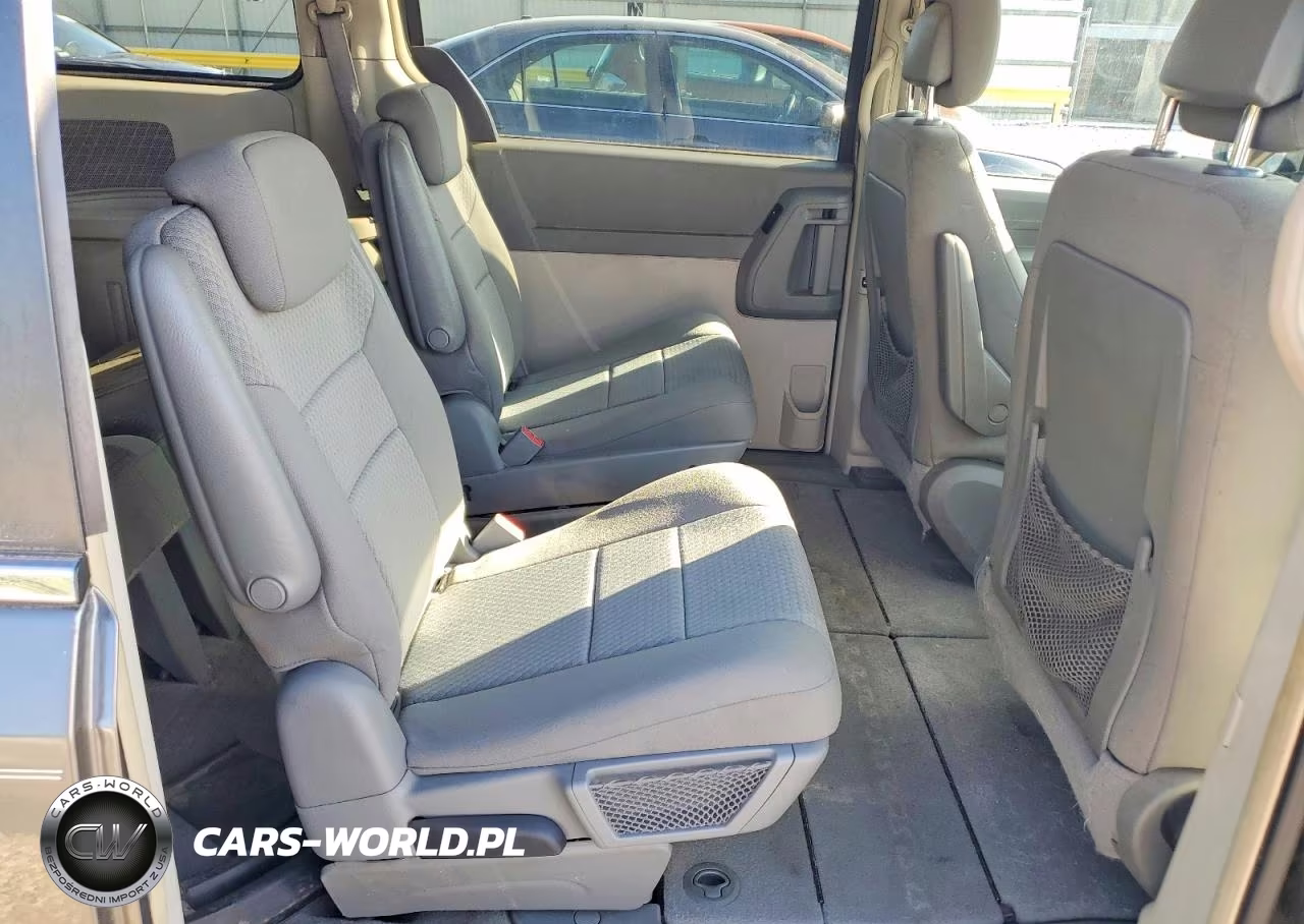 2010 Chrysler Town & Country Lx VIN:2A4RR2D13AR351756 - 11
