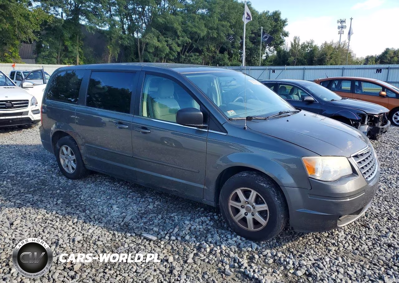 2010 Chrysler Town & Country Lx VIN:2A4RR2D13AR351756 - 4