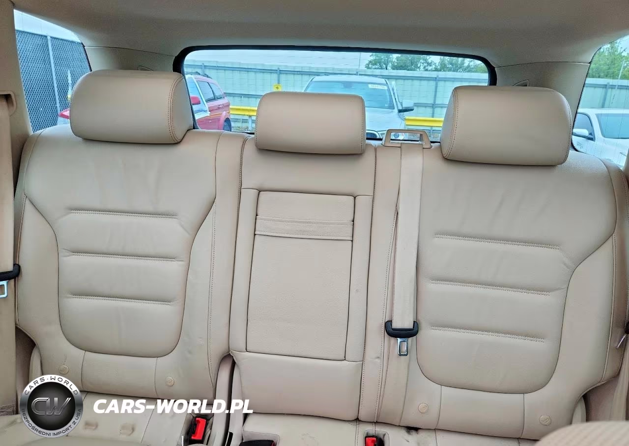 2016 Volkswagen Touareg Sport VIN:WVGEF9BPXGD003652 - 10
