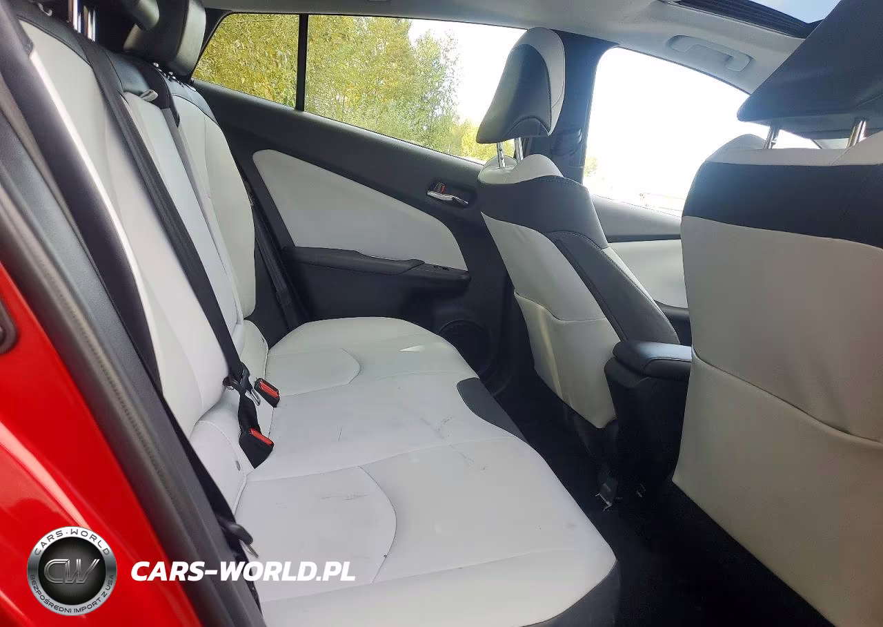 2018 Toyota Prius Four VIN:JTDKARFU0J3068545 - 11