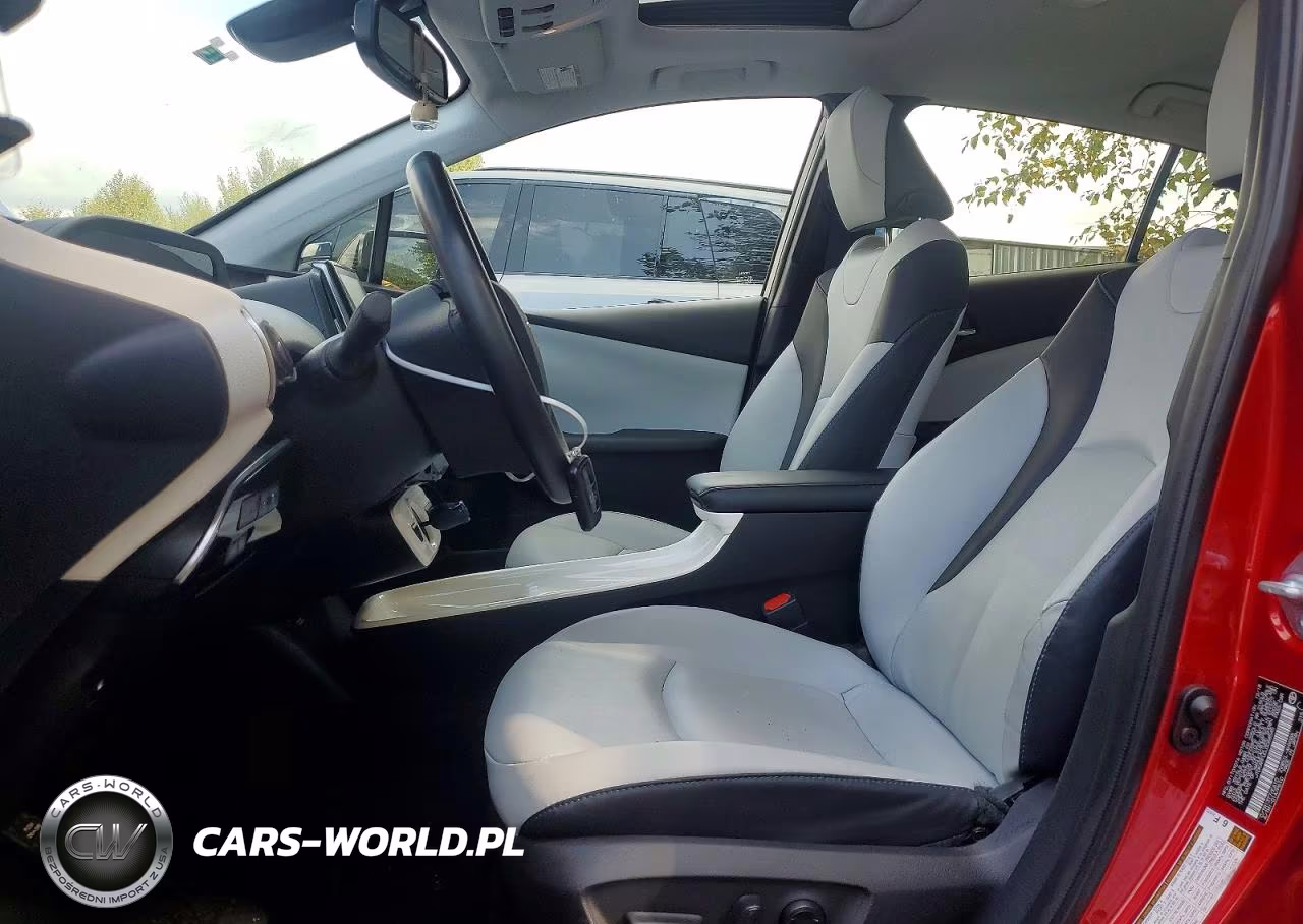 2018 Toyota Prius Four VIN:JTDKARFU0J3068545 - 7