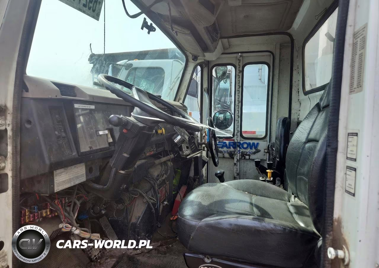 2000 International 4900 Packer Garbage Truck VIN:1HTSDAAN4YH247888 - 7