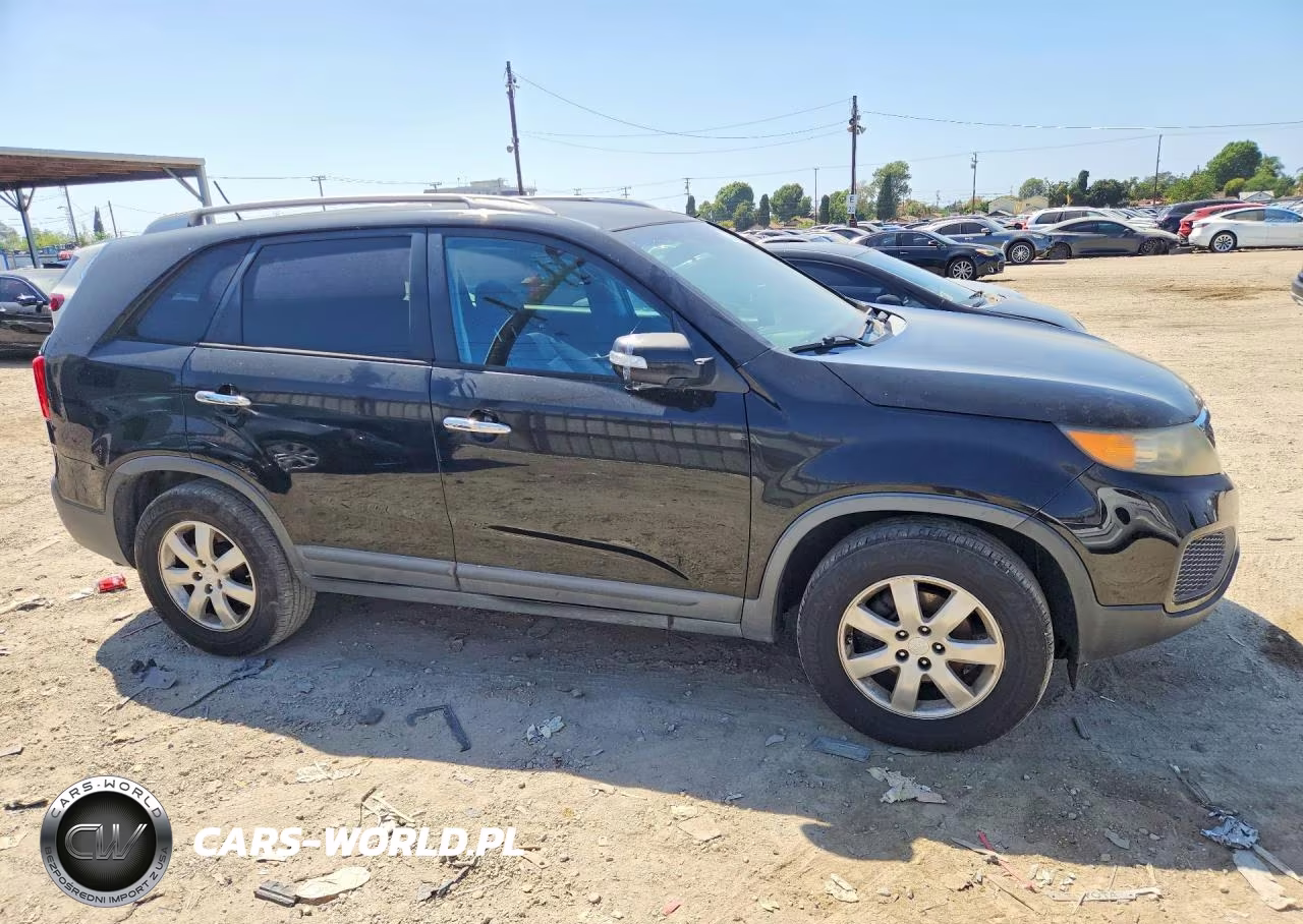 2011 Kia Sorento Lx VIN:5XYKT4A25BG179723 - 4