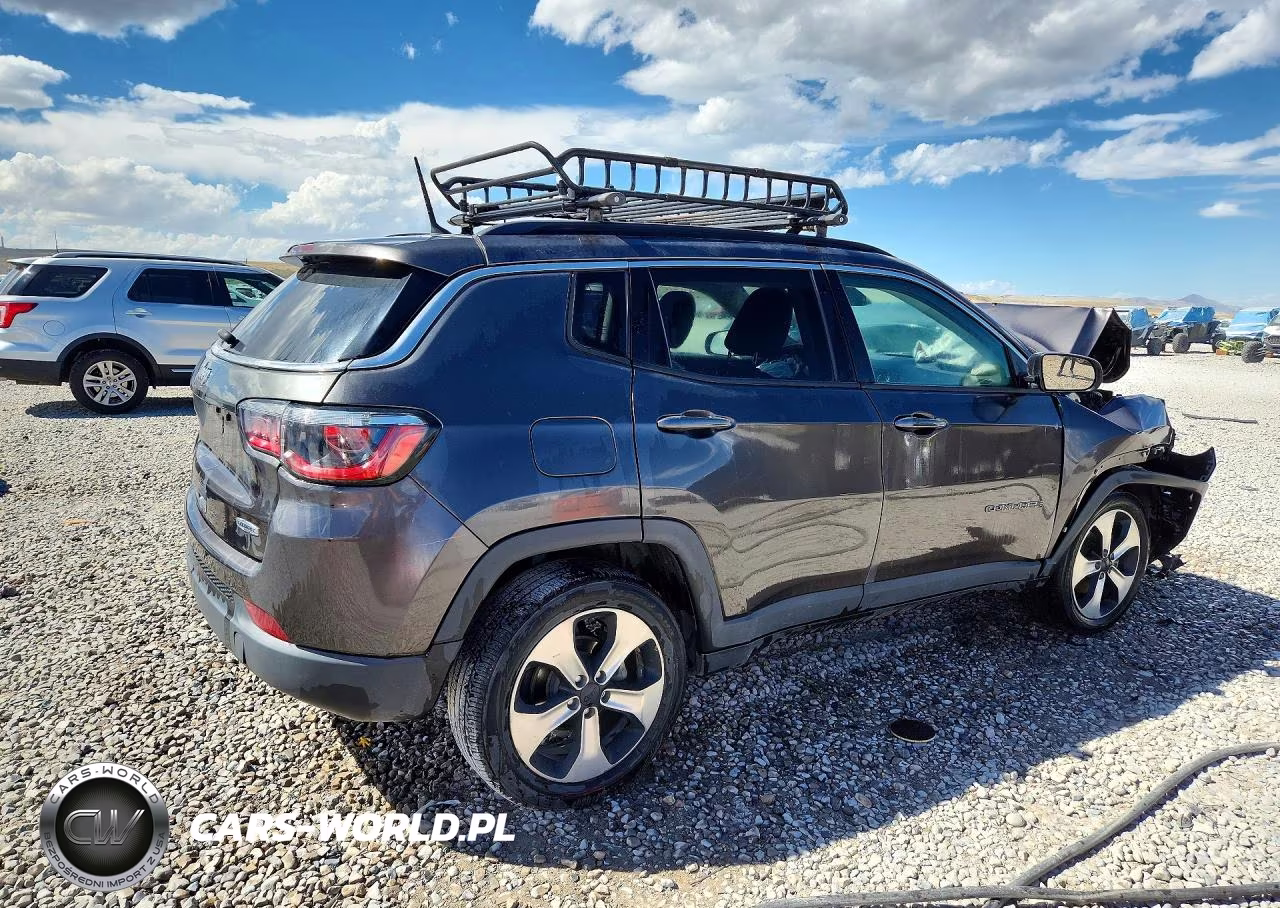 2018 Jeep Compass Latitude VIN:3C4NJDBBXJT114620 - 3