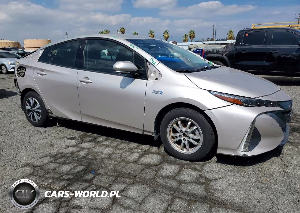 2018 Toyota Prius Prime Plus VIN:JTDKARFP8J3085779 - 4