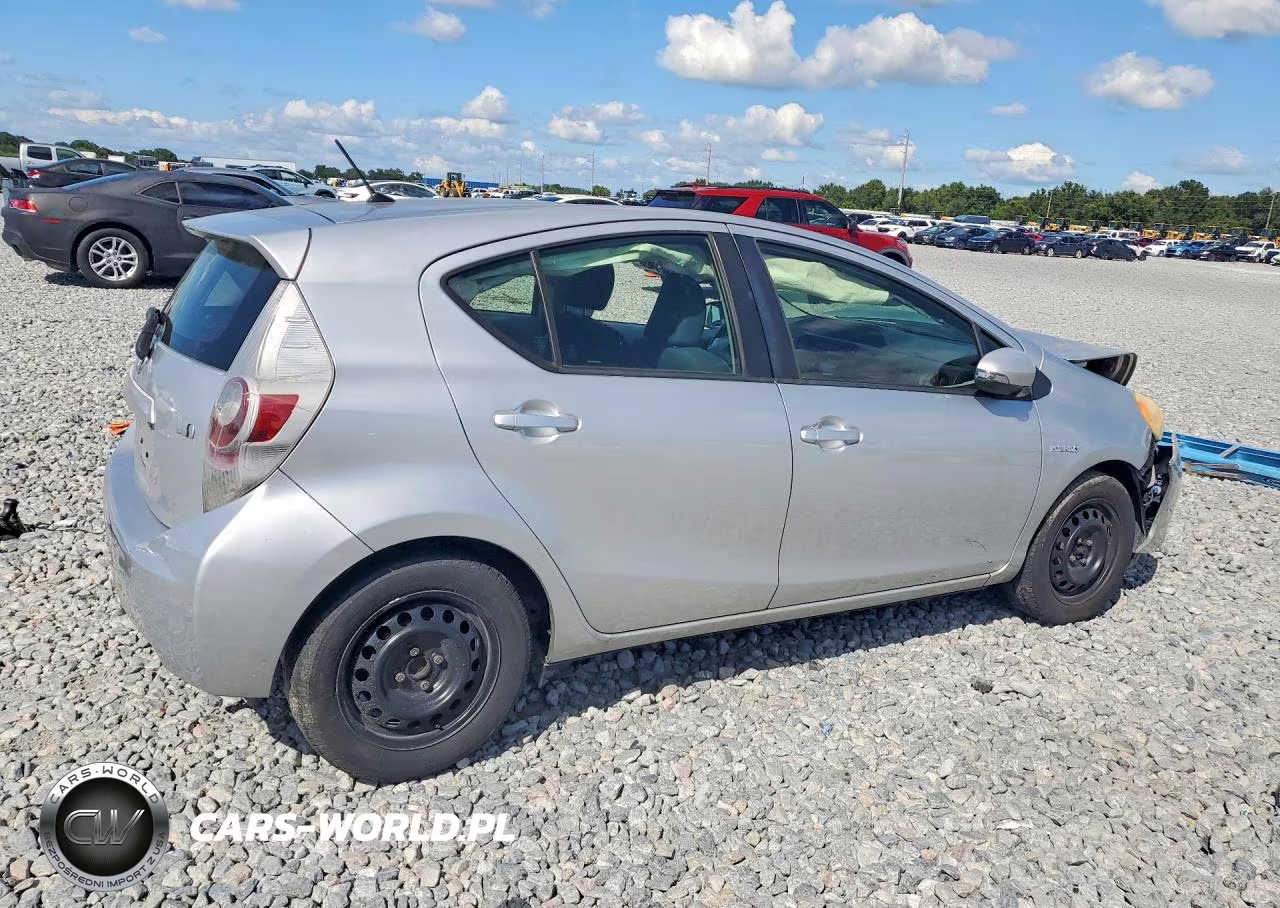 2013 Toyota Prius C Two VIN:JTDKDTB39D1538914 - 3