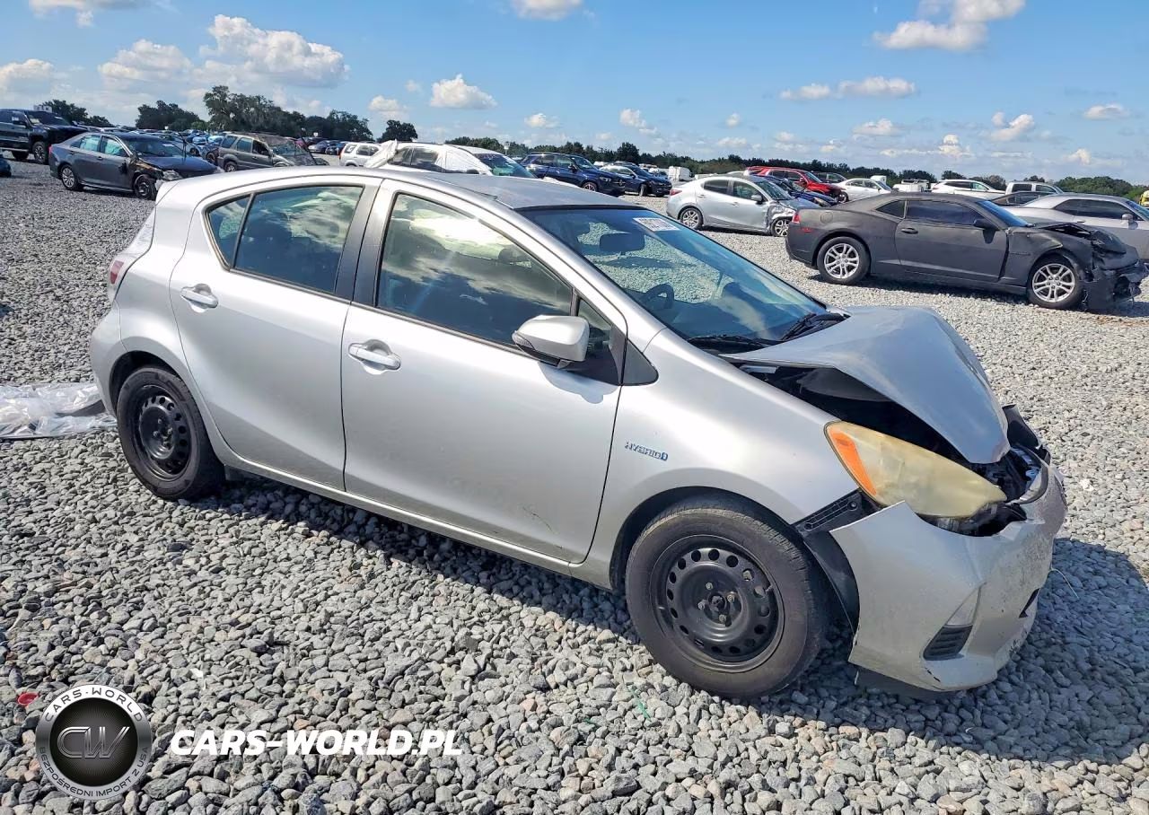 2013 Toyota Prius C Two VIN:JTDKDTB39D1538914 - 4
