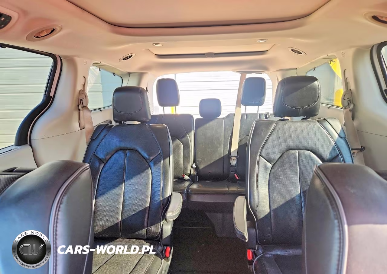 2018 Chrysler Pacifica Limited VIN:2C4RC1GG1JR232654 - 10