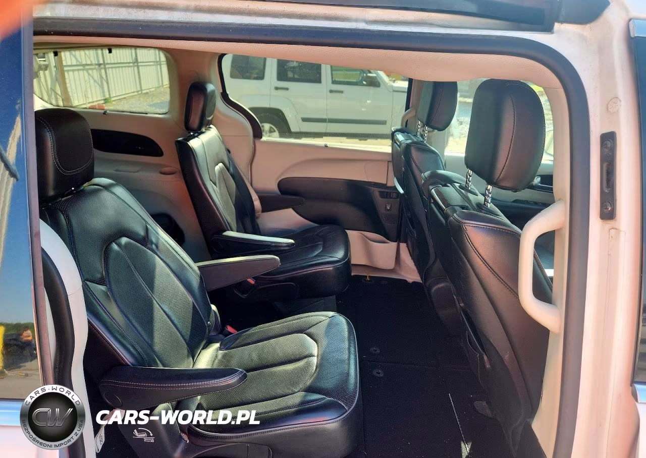 2018 Chrysler Pacifica Limited VIN:2C4RC1GG1JR232654 - 11