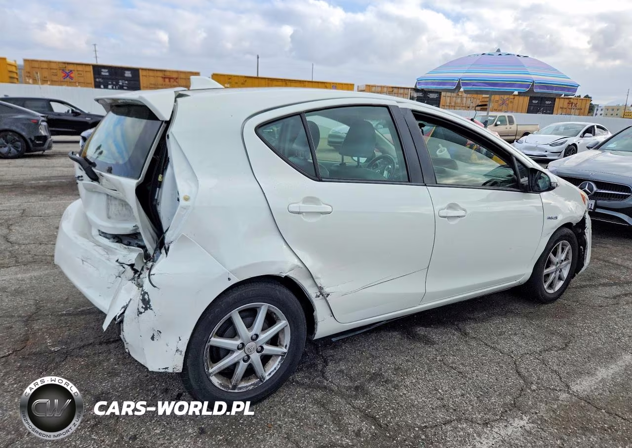2015 Toyota Prius C Four VIN:JTDKDTB38F1100680 - 3