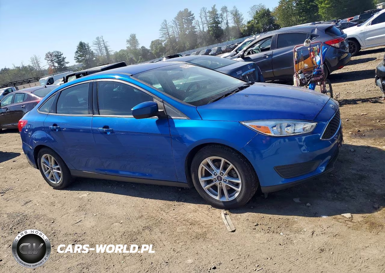 2018 Ford Focus Se VIN:1FADP3FE7JL255364 - 4